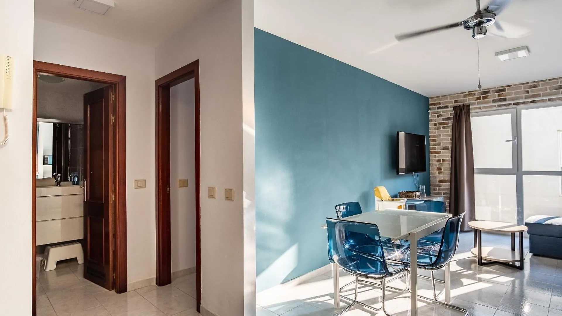 Modern 1 Bed Apartment, Minutes From The Beach El Medano  Apartment