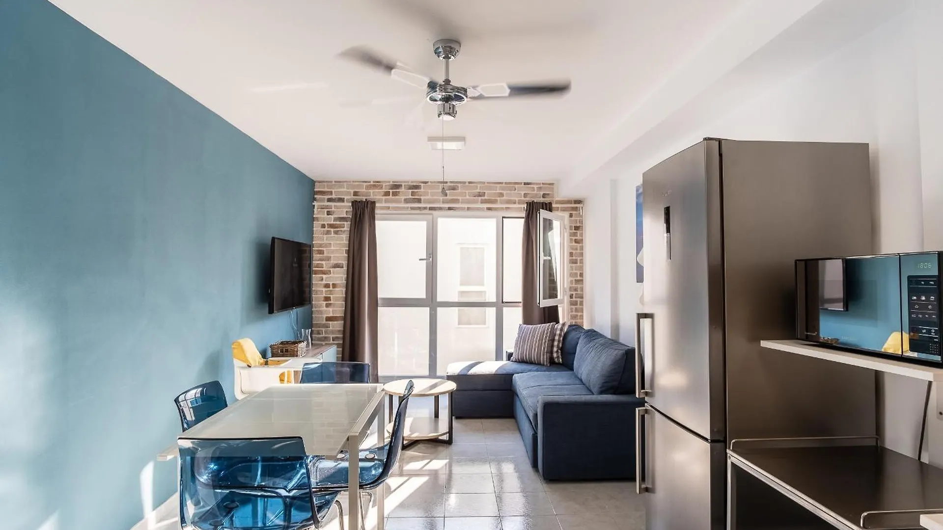 Modern 1 Bed Apartment, Minutes From The Beach contacts